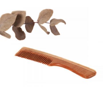 prírodný drevený hrebeň na vlasy s rúčkou